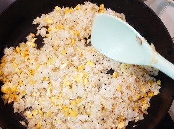 step6: 隨即加入白飯和粟米粒，加入鹽和黑胡椒作調味，並炒香至乾身，