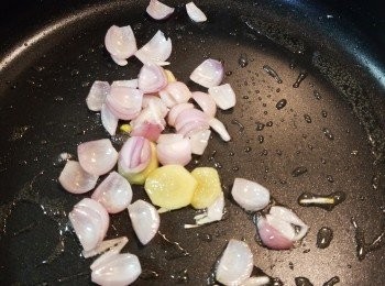 step4: 原鑊下油爆香紅蔥頭和薑片。