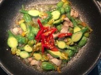 step8: 加入辣椒拌炒後起鍋。