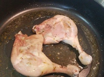 step14: 如不是即食的話，可將鴨腿原包放到冰水中降溫至冷卻，再放入雪櫃冷藏可保存數星期，食時可用低於70度水浸泡20分鐘，取一點袋中的鴨油放進鍋子裡，再煎即可。