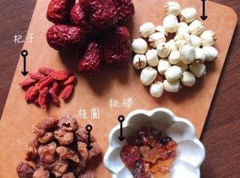 step3: 蓮子，浸泡一小時，去芯；紅棗去核；桂圓肉用水浸軟，將所有材料洗淨。