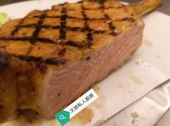 step2: 轉用坑紋煎pan煎豬扒，煎出網紋即完成。