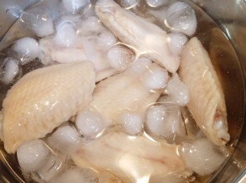 step6: 立即放入冰水過冷河，浸冰水可令皮特別爽口~