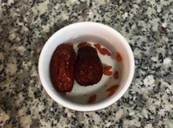 step2: 紅棗和苟杞洗淨泡冷水；人蔘雞湯包用清水沖洗一下。