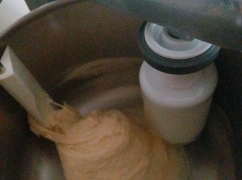 step5: 所有材料混合(除牛油)放入搓麵糰機先打5分鐘，之後再加入牛油繼續打10分鐘，攪打成光滑麵糰，合共15分鐘。取出放入大碗內蓋上保鮮紙
置室溫發酵至兩倍大（約40分鐘至1小時）。