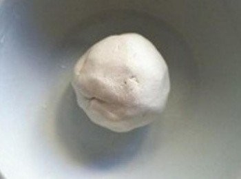 step6: 麵團醒發15分鐘，再分成大小相同的小份