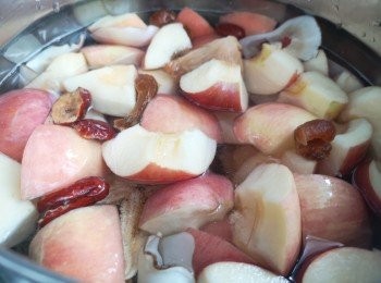 step3: 利用真空煲煲湯，水份約3.5升，全部材料放入煲內，煲約半小時後放入真空煲內，臨飲湯時用明火煲到自己喜歡的濃郁度，加少許鹽翻滾即成。明火煲兩個半小時，加鹽翻滾即成。