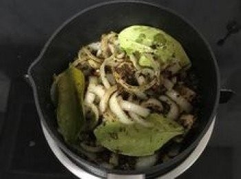 step7: 加入咖哩葉炒香；