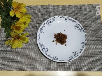 step3: 在頂部倒一層蜜糖，蓋上蓋子，放在常温一星期便可使用。