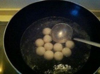 step11: 開水下鍋煮湯圓，湯圓浮起後再加入一點涼水