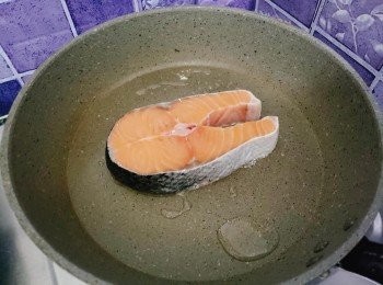 step2: 不粘鍋中火熱鍋落油，轉慢火放入三文魚扒