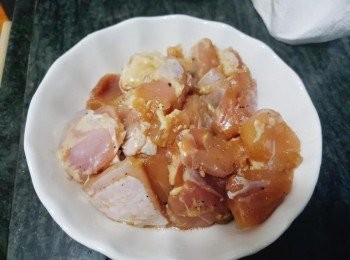 step1: <a href="https://bit.ly/2ZxapeY" target="_blank" data-keyword="雞扒" class="guide-link"><strong>雞扒</strong></a> <span style="display:inline-block;vertical-align:middle;margin-top:-3px;color:initial;border-radius:3px;padding:2px 3px;font-size:12px;line-height:14px;background:#87d300;color:#fff;">即買</span> 去皮切件，抹乾水份。除炸漿材料以外將所有材料同雞件撈勻，放雪櫃醃30分鐘或以上。