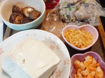 step1: 預備材料 : 冬菇和蝦米浸軟後切粒。元貝絲浸軟。