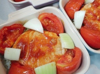 step10: 先取出蕃茄和豬扒放上飯面，並放入洋蔥。