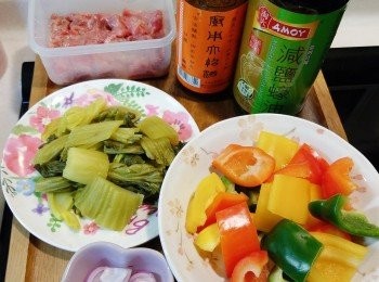 step2: 牛肉用半茶匙糖、一茶匙生抽、一湯匙水、半茶匙粟粉和少許麻油先醃約15分鐘左右待用 ; 三色椒切件; 紅蔥頭切片;  薑切片。