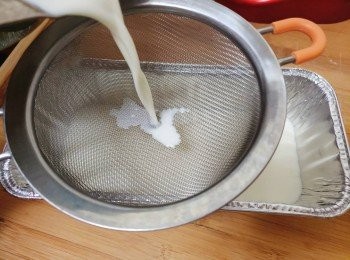 step6: 過篩  將布丁液倒入模具中，冷藏6個小時以上。注意模具一定要不沾的，否則脫模會比較麻煩。