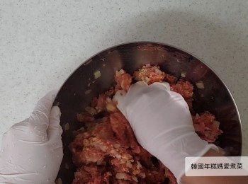 step5: 將免治牛肉和免治豬肉放入大碗內，加入茄膏、百里香、鹽及黑胡椒粉、倒入炒香了的蒜蓉洋蔥，加入一隻蛋和焗好了的麵包糠，用手將所有材料拌勻(肉裡面加入麵包糠可以令肉丸的口感不會太實，吃的時候比較好吃)如果不想加麵包糠可以不加，不過口感一定會不同喔！