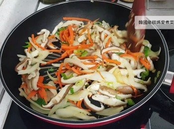 step3: 熱鑊下油，加入洋蔥和蒜蓉炒香，加入紅蘿蔔絲炒兩分鐘，加入冬菇絲及青蒜炒一會，加入1/2茶匙鹽炒勻