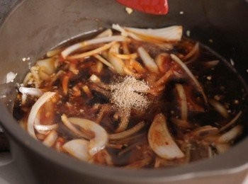 step2: 接下來將豆瓣醬下鍋炒香後，加入清酒、味醂、砂糖、鰹魚粉、醬油。