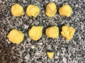 step8: 麵糰秤重分切成@40gX8顆，餘下約5g的小麵糰留做南瓜梗用。