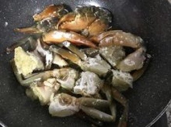 step11: 將螃蟹入鍋煎，下鍋後先不要翻面，將ㄧ面煎出香味後再翻面續煎。