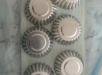 step3: 酥皮從冰箱取出稍為回軟，之後酥皮對摺，酥皮面鋪上保鮮膜，用木棒擀平，酥皮面積夠印六個（兩吋半）模即可。