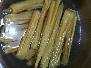 step5: 腐竹洗淨，浸軟。