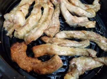 step2: 用氣炸鍋180c或光波爐200c先將豬肋條氣炸或光波7分鐘，再反轉焗多5一6分鐘取出(不用落油)