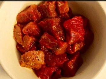 step4: 首先將牛柳粒加入<span class="group_2">醃料</span>攪勻後，醃15分鐘。