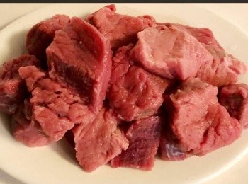 step2: 澳洲牛柳，洗淨切粒。