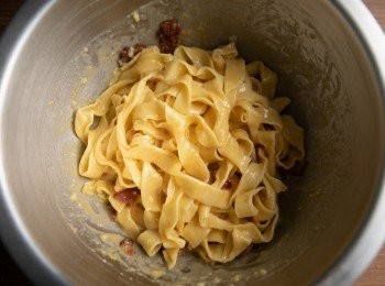 step11: 將步驟9的<span class="group_1">麵條</span>拌入起司蛋液中。