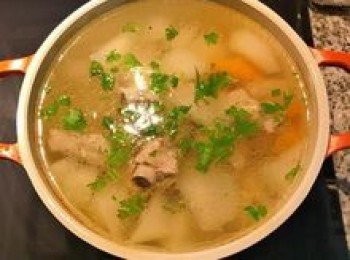 step9: 加入鹽<span class="group_2">調味</span>後，放入白蘿蔔和紅蘿蔔，小火再煮30分鐘到白蘿蔔煮透；