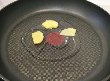 step5: 中火起鑊放薑