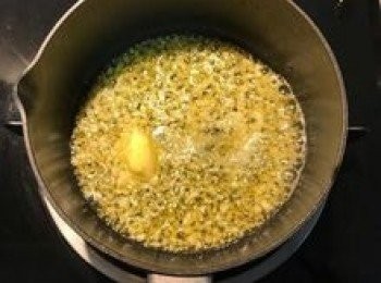 step6: 放入蒜末與無鹽奶油炒香；