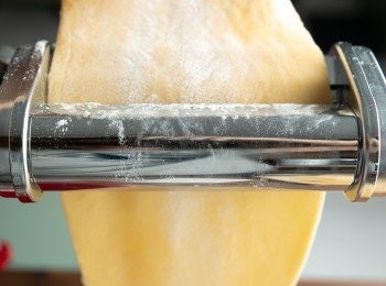 step4: 接著用KITCHENAID的壓麵器將麵糰壓成薄皮狀。(依序由1~4的厚度，你也可以依照個人喜好調整厚度。)(註1)