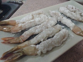step6: 再次將蝦抹乾； 蝦沾上薄粉