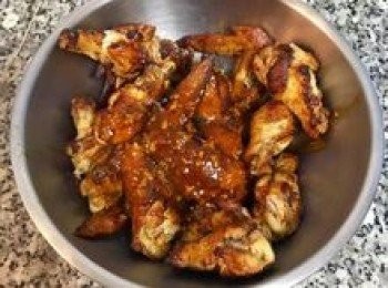 step13: 取一大鍋放入所有煎好的雞翅，倒入<span class="group_3">辣醬</span>，均勻拌勻，即可。