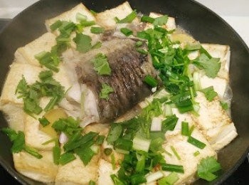 step10: 加入少量鹽和豉油，關蓋中火煮15分鐘，
開蓋放上芫茜葱再關蓋一會就搞掂！