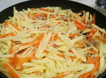 step8: 之後倒入薯仔繼續炒