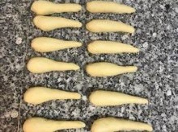 step14: 全部都滾成水滴狀，用保鮮膜先蓋著；