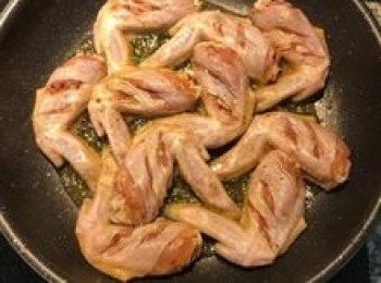 step9: 雞翅正面朝下小火先煎上色；