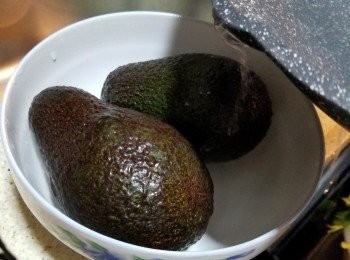 step2: 牛油果皮會有細菌,用時用熱滾水燙一燙殺菌