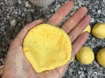 step8: 將南瓜麵糰壓扁中間有凹槽；