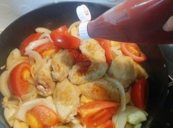 step5: <a href="https://bit.ly/3zHU5V3" target="_blank" data-keyword="雞翼" class="guide-link"><strong>雞翼</strong></a> <span style="display:inline-block;vertical-align:middle;margin-top:-3px;color:initial;border-radius:3px;padding:2px 3px;font-size:12px;line-height:14px;background:#87d300;color:#fff;">即買</span> 回鑊並加入少許水和約2湯匙茄汁兜勻，可加少許鹽作調味(因我用了Kenko蒜蓉牛油汁，所以沒有加)。