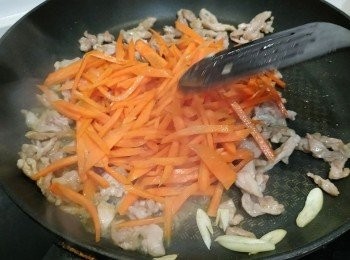 step7: 再放紅蘿蔔炒一分鐘