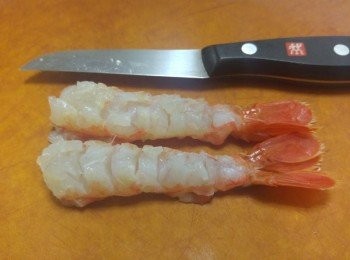 step2: 蝦肚向上， 你會看到一條白線狀的韌帶， 用小刀挑去執帶及在蝦身橫切出多度淺紋; 
(目的是減少蝦在烹調時過度向內彎曲。)