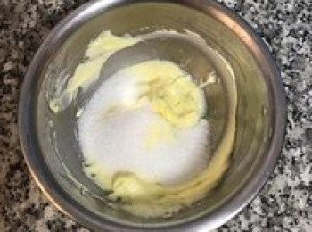 step2: 用攪拌棒將軟化的奶油攪拌到顏色變略淡；加入糖混勻。