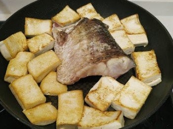 step9: 把魚放下去，再倒入一碗半飯碗水