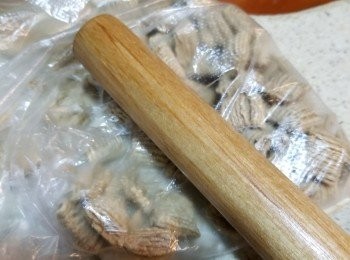 step8: 早餐脆片用食物袋裝起,用木棍敲碎(不要太碎,否則冇脆口感)
