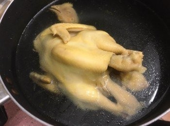 step4: 放到冰水浸7分鐘過冷河，讓雞皮收縮，皮更嫩滑。
完成